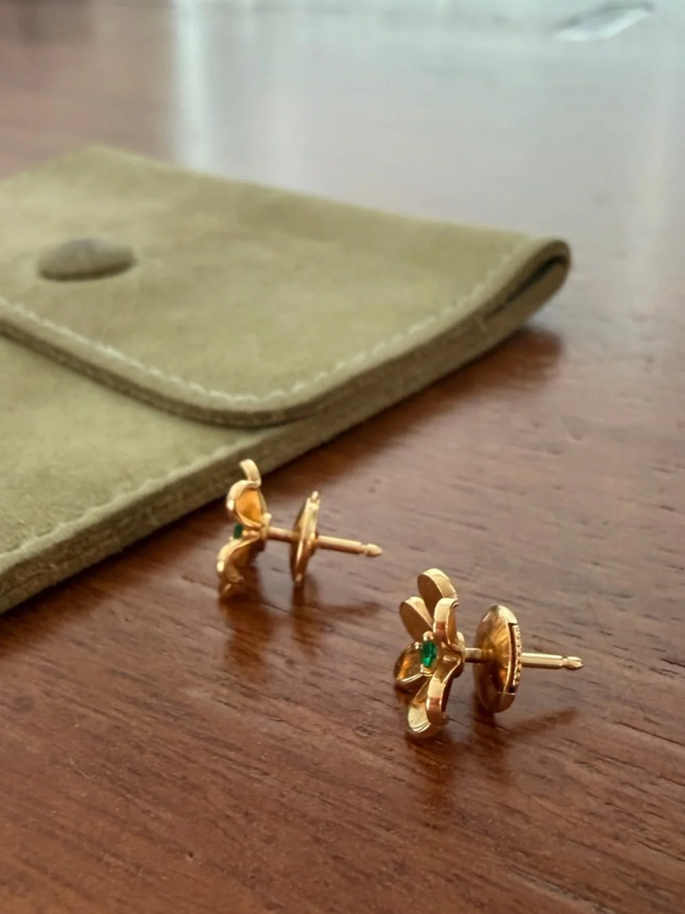 Van Cleef & Arpels Frivole earrings, mini model, 18K Yellow Gold and Emerald - Picture 2 of 8